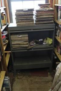 lot 674 image: Shelf with 2 glass doors ( contents not included)