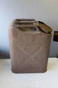lot 806 image: vintage Military issue metal water container