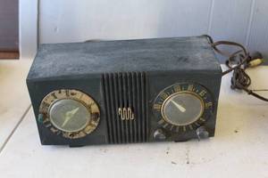 lot 766 image: 1950s Motorola Model 5C3 vacuum tube AM clock radio