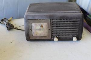 lot 767 image: General Electric Model 50 radio alarm clock