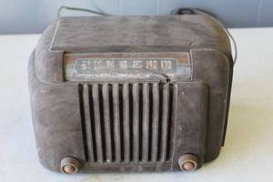 lot 768 image: Bendix Model 0526A Superheterodyne tube radio