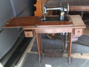 lot 861 image: vintage Singer sewing machine set within a wooden cabinet