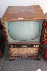 lot 863 image: console television, likely a 1950s