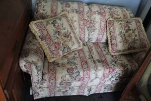 lot 865 image: vintage-style floral loveseat