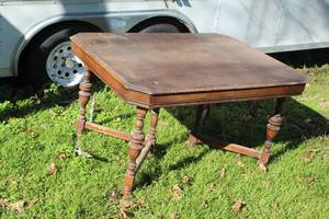 lot 869 image: dining table