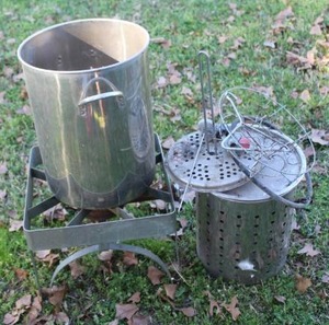 lot 885 image: outdoor turkey fryer kit,, designed for cooking large poultry or boiling seafood.