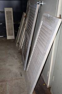 lot 117 image: Vintage wooden shutters - sizes vary, 28x41, 14x37, 13x36, 16.5x2