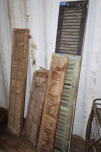 lot 128 image: Vintage wood shutters, sizes vary