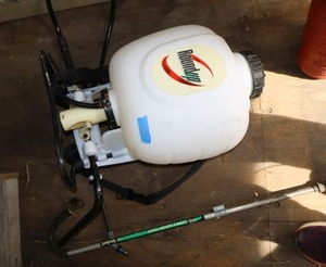 lot 143 image: Roundup backpack yard sprayer