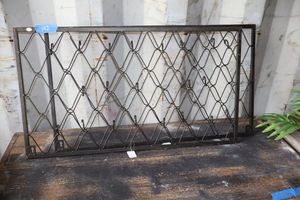 lot 142 image: Decorative wire wall hangers - 16x28 each