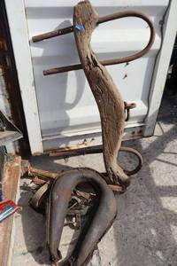 lot 101 image: Vintage harness hitching piece set