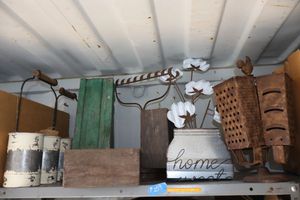 lot 14 image: Rustic metal dcor