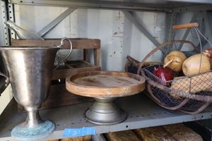 lot 17 image: Wood crate, cake plate, trophy cup and fruit basket
