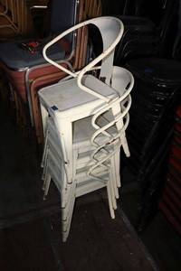 lot 173 image: White metal stackable chairs - 5 total