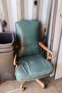lot 208 image: Green bankers office chair as shown