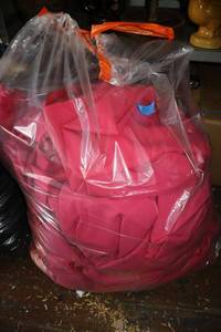 lot 35 image: Hot pink table linens