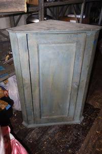 lot 68 image: Corner cabinet - 17x17x34, see photos
