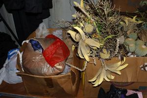 lot 278 image: Dried flowers and Misc. table decorationsribbons