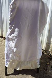 lot 65 image: White chair covers - need cleaning. Some have ruffle trim on bottom