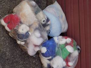 lot 180 image: QTY 2 BAGS OF VARIOUS TEDDY BEARS AND BLANKETS