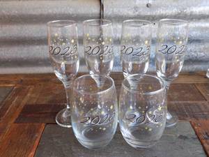 lot 192 image: QTY 4 2023 WINE GLASSES, AND 2 DRINKING GLASSES