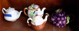 lot 36 image: 4 TEAPOTS , INCL GRAPE DECORATION