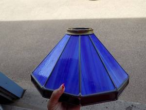 lot 257 image: BLUE STAIN GLASS SHADE HAS A CRACK