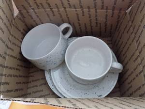 lot 266 image: QTY 2 SPECKLED SAUCERS AND 2 HANDLED COFFEE CUPS