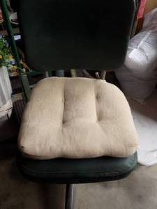 lot 272 image: GREEN ROLLING DESK CHAIR