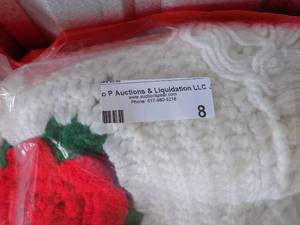 lot 8 image: QUILT AND TABLE CLOTHS