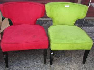 lot 140 image: RED AND GREEN PADDED SITTING CHAIRS