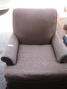 lot 143 image: BROWN SITTING CHAIR