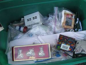lot 151 image: TOTE OF VARIOUS Christmas DCOR
