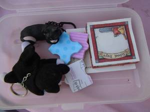 lot 161 image: 2 CAT KEY CHAINS AND SMALL NOTE PADS