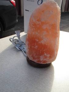 lot 92 image: pink rock salt lamp