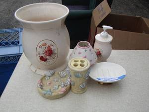 lot 31 image: bathroom soap di, TOOTHBRUSH HOLDER, LAMP, LOTION DISPENSER, trash can- plus