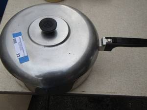 lot 22 image: Large Sauce pan  with lid- Brand Magnalite 11-14