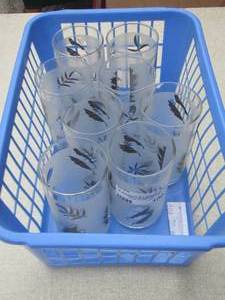 lot 100 image: qty 8 leaf design tea glasses