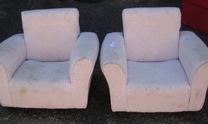 lot 47 image: 2 KIDS CHAIRS - NEED CLEANING