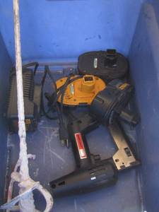 lot 134 image: BATTERY CHARGER, BATTERYS, STAPLE GUN