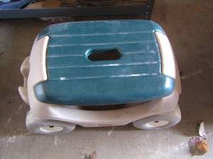 lot 138 image: SMALL KIDS GARDEN STOOL ON WHEELS