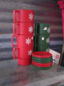 lot 200 image: RED AND GREEN PLASTIC COFFEE CUPS WITH LIDS