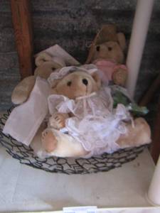 lot 206 image: FRUIT BASKET WITH 3 TEDDY BEARS