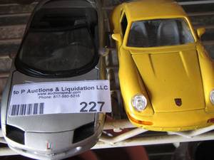 lot 227 image: QTY 2 MODEL CARS