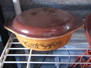 lot 232 image: COVERED OVEN DISH, QTY 2 HANDLED MUGS