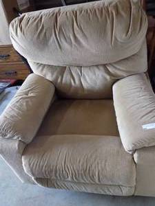 lot 28 image: LAZY BOY RECLINER