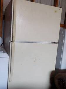 lot 9 image: WHIRLPOOL REFRIDGERATOR MODEL ET14JKXJN00 MFG. DATE - 02-00 VERY CLEAN