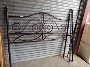 lot 30 image: METAL HEAD BOARD AND BED RAILS