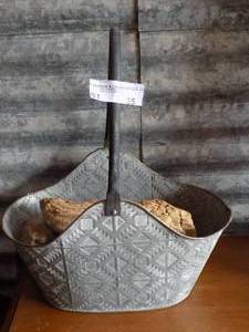 lot 35 image: METAL HANDLED BUCKET WITH HEAVY BEAUTIFUL ROCKS