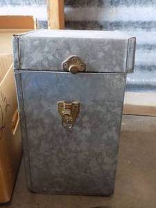lot 59 image: VINTAGE EMPTY METAL BOX W LID